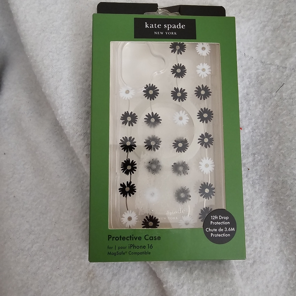 Kate Spade Iphone 16 Black And White Daisy MagSafe Phone Case